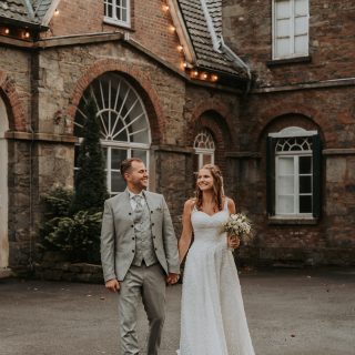 💍 Hochzeitsbegleitung 2026

Jede Hochzeit erzählt ihre ganz eigene Geschichte – und ich darf sie festhalten. ✨ So wie die wundervolle Hochzeit von Rike und Henni in der @alte_schlossfabrik mit dem unglaublich tollen Catering con @tafelfreudenkoeln 😍
Momente voller Nähe, Herzklopfen und echter Emotionen – genau dafür schlägt mein Fotografenherz.

Ich freue mich riesig, dass bereits 14 wundervolle Paare für 2026 fest bei mir im Kalender stehen – und die erste Hochzeit für 2027 ist auch schon gebucht! 🕊️
Ich kann es kaum erwarten, all diese besonderen Geschichten mit meiner Kamera zu erzählen. 

Wenn ihr 2026 oder 2027 heiratet, ist jetzt der perfekte Zeitpunkt, mir zu schreiben. 💌 Denn für 2026 nehme ich nicht mehr viele Hochzeiten an und der Mai und September sind schon komplett ausgebucht. 

#freietrauung
#hochzeitsfotografinmitherz #echtemomente #authentischehochzeiten
#hochzeitsfotografie #mitliebefestgehalten #wedding2026
#lieblingslocation #herzensjob #danke #hochzeitsolingen #weddingphotographer
#hochzeitslocation #freietrauung #winterhochzeit
#hochzeitsfotografie #echtemomente #herzensort #fotografinmitherz #alteschlossfabrik #fotografinsolingen 
#hochzeit2026 #hochzeitsplanung #weddinginspo #hochzeitsliebe #mitliebefestgehalten #fotografinköln #bridetobe2026 #bridetobe2027 #hochzeitsfotografinköln #weddingcologne