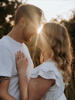 📸 Warum ich ein Kennenlernshooting so sehr liebe

Viele meiner Brautpaare fragen mich: „Brauchen wir wirklich ein Kennenlernshooting?“
Meine Antwort ist jedes Mal ein ganz klares Ja! 🤍

Ein Kennenlernshooting ist so viel mehr als nur ein paar schöne Fotos vor der Hochzeit.
Es ist eure Gelegenheit, mich als Fotografin ganz entspannt kennenzulernen – ohne Zeitdruck, ohne Gäste, einfach ihr zwei und ich mit meiner Kamera.

Ihr erlebt, wie ich arbeite, merkt, dass ihr euch vor meiner Kamera wohlfühlt und könnt das „Posieren“ vergessen – stattdessen entsteht echte Nähe und Vertrauen. ✨

Und das Beste: Am Hochzeitstag fühlt es sich dann nicht mehr an, als würde euch eine „Fremde“ fotografieren, sondern eine Freundin, die eure Geschichte kennt. 💫

Darum ist jedes Kennenlernshooting für mich der perfekte Start in unsere gemeinsame Hochzeitsreise

#freietrauung
#hochzeitsfotografinmitherz #echtemomente #authentischehochzeiten
#hochzeitsfotografie #mitliebefestgehalten #wedding2026
#lieblingslocation #herzensjob #danke #hochzeitsolingen #weddingphotographer
#hochzeitslocation #freietrauung #winterhochzeit
#hochzeitsfotografie #echtemomente #herzensort #fotografinmitherz #alteschlossfabrik #fotografinsolingen #paarfotoshooting #paarfotografieköln 
#hochzeit2026 #hochzeitsplanung #weddinginspo #hochzeitsliebe #mitliebefestgehalten #fotografinköln #bridetobe2026 #bridetobe2027 #paarfotografie #hochzeitsfotografinköln #weddingcologne