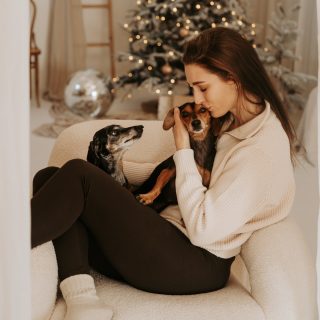 Mal ehrlich:
Würdest du dir solche Fotos mit deiner Fellnase drinnen wünschen
oder bist du eher Team draußen? 🐾🤍

Kein Posing, kein Stress – nur ein ruhiger Moment,
warmes Licht und ganz viel Nähe.
So entstehen Erinnerungen, die sich nach Zuhause anfühlen.

👉 Wisch durch den Beitrag
und schreib mir drinnen oder draußen in die Kommentare 🥰

#hundefotografin #hundefotografköln #familienfotografin #fotografinköln #dogohotography