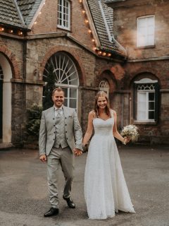 „Was, wenn wir uns vor der Kamera total unbeholfen fühlen?“

Diese Sorge höre ich von fast jedem Brautpaar.
Und genau deshalb darf euer Brautpaarshooting eins vor allem nicht sein: stressig oder gestellt.

Als Hochzeitsfotografin in Solingen helfe ich euch dabei, dass ihr euch vor der Kamera wohlfühlt! Ein paar Dinge, die euch helfen, ganz entspannt zu bleiben:

• Wichtig für den Bräutigam: Taschen leeren 😉
• Ignoriert die Kamera und fokussiert euch ganz auf euren Partner
• Wenn ihr nicht wisst, wohin mit euren Händen: legt sie auf die Arme oder Hände eures Partners – Berührung schafft Nähe
• Denkt dran: Ihr seid keine Statuen. Ihr dürft reden, lachen und euch bewegen
• Nehmt euch einen Moment nur für euch und schwelgt in Erinnerungen – z. B. an den Heiratsantrag und daran, dass jetzt wirklich euer großer Tag da ist
• Flüstert eurem Partner etwas Lustiges zu – echte Reaktionen entstehen ganz von selbst

Und das Wichtigste:
Ich leite euch an eurem Hochzeitstag entspannt an.
Ihr müsst nichts können, nichts „richtig machen“.
Ihr dürft einfach Spaß haben – und ich fange genau diese echten Momente für euch ein.

✨ Speichert euch diesen Post für euren Hochzeitstag
oder schickt ihn eurem Partner, wenn euch diese Gedanken gerade begleiten.

📸 Hochzeitsfotograf Solingen, Köln und Umgebung
📍Hochzeit in der alten Schlossfabrik in Solingen @alte_schlossfabrik 

#hochzeitsfotograﬁe #hochzeitsfotografinköln #hochzeitsfotografinsolingen #weddingphotographers #weddingphotography