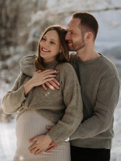 Diese Zeit kommt nie wieder zurück.

Ein Babybauchshooting ist für mich so viel mehr als schöne Fotos.
Es ist ein Meilenstein im Leben.
Ein Moment zum Innehalten, bevor sich alles verändert.

Ihr seid noch zu zweit.
Und gleichzeitig schon so viel mehr.

Gerade bei einem Babybauchshooting in Köln erlebe ich immer wieder,
wie besonders diese Zeit für werdende Eltern ist:
zwischen Vorfreude, Nähe, Unsicherheit und diesem leisen Wissen,
dass bald ein neues Kapitel beginnt.

Und dann kommt dieser Augenblick,
in dem ihr plötzlich zu dritt seid.
Ab dann wird alles neu –
und genau deshalb ist das Davor so wertvoll.

Als Familienfotografin in Köln ist es mir wichtig,
bei jedem Maternity Shooting nicht nur festzuhalten,
wie es ausgesehen hat,
sondern wie es sich angefühlt hat.

Für euch.
Für später.
Und irgendwann auch für euer Kind,
wenn ihr sagen könnt:
„Schau – hier warst du noch ganz nah bei mir.“ 🤍

✨ Speichere dir diesen Beitrag,
wenn du gerade genau in dieser besonderen Zeit steckst.

#babybauchshooting #maternityshooting #fotografköln #familienfotografköln #schwanger2026