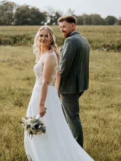 Der beste Hochzeitstipp, den euch kaum jemand gibt: Plant Luft ein.

Versucht euren Zeitplan nicht zu eng zu takten.
Kleine Verzögerungen passieren immer – ein Gespräch, eine Umarmung, ein Moment, der länger dauert als gedacht.
Mit etwas Pufferzeit kommt ihr entspannter durch den Tag und müsst nicht ständig auf die Uhr schauen.

Auch für die Fotos lohnt sich eine realistische Planung:
• Für das Brautpaarshooting empfehle ich ca. 35 Minuten
• Für die Gruppenfotos solltet ihr grob 30 Minuten einplanen

So entstehen keine gehetzten Bilder,
sondern echte, ruhige Momente –
ohne Stress, ohne Druck.

Denn euer Hochzeitstag soll sich nicht wie ein Terminplan anfühlen,
sondern wie genau das, was er ist: ein Tag für euch. 🤍

✨ Speichert euch diesen Tipp für eure Hochzeitsplanung
oder schickt ihn weiter an jemanden, der gerade plant.

Hochzeitsfotograf Wipperfürth und Umkreis
Hochzeitsfotograf Köln

#hochzeitsfotograﬁe #hochzeitsfotografköln #hochzeitsfotografoberbergischerkreis #wedding2027 #verlobt💍