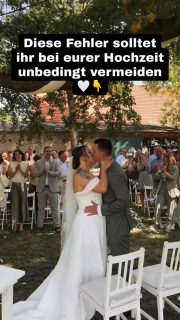 Nach vielen begleiteten Hochzeiten gibt es ein paar Dinge, die ich immer wieder beobachte – und die ihr ganz leicht vermeiden könnt, damit euer Tag entspannt und voller schöner Momente bleibt ⬇️✨

🤍 Sprecht vorab über eine handyfreie Trauung.
Leuchtende Displays und ausgestreckte Arme können emotionale Bilder stören. Eine „unplugged ceremony“ schafft viel mehr Atmosphäre.

🤍 Plant bewusst Pufferzeit ein.
Gerade nach der Trauung sind 30-40 Minuten Gold wert. Für Glückwünsche, Umarmungen und um beim Sektempfang in Ruhe mit euren Gästen anzustoßen und zu quatschen. Ohne auf die Uhr zu schauen.

🤍 Startet mit Haaren & Make-up lieber etwas früher.
Wenn es hier Verzögerungen gibt, fehlt später oft die Zeit für entspannte, natürliche Fotos – und genau diese Momente sind so wertvoll.

🤍 Schafft euch Ruhe beim Getting Ready und zieht ein Oberteil an, welches vorne Knöpfe hat und nachher leicht auszuziehen ist, ohne Haare und Make-Up zu ruinieren.
Hängt euer Kleid an einen sicheren, schönen Ort auf – nicht in die Nähe von Haustieren oder Chaos.

🤍 Legt eure wichtigsten Details bereit.
Schmuck, Ringe, Parfum, Einladung oder besondere Erinnerungsstücke – diese kleinen Dinge erzählen eure Geschichte und gehören genauso zu eurem Tag.

🤍 Nehmt euch bewusst kleine Pausen.
Der Tag ist intensiv und emotional. Atmet zwischendurch durch, stoßt an und nehmt euch einen Moment nur für euch zwei.

🤍 Vergesst die Basics nicht.
Essen, trinken und bequeme (oder eingelaufene) Schuhe machen einen riesigen Unterschied.

🤍 Und ganz wichtig: Sagt mir, was euch am Herzen liegt.
Bestimmte Personen, Details oder besondere Momente – ich kann nur festhalten, was ich weiß.

Am Ende soll eure Hochzeit sich nicht perfekt anfühlen, weil alles nach Plan lief –
sondern weil ihr sie wirklich genießen konntet 🤍

Speichert euch den Beitrag für eure Planung und schreibt mir: Welcher Tipp ist für euch besonders wichtig?

HOCHZEITSFOTOGRAFIN KÖLN
HOCHZEITSFOTOGRAFIN WIPPERFÜRTH 
HOCHZEITSFOTOGRAF 
HOCHZEITSPLANUNG
HOCHZEITSTIPPS

#fotografinköln 
#fotografinmitherz #hochzeitsfotografie 
#weddingphotographer #weddingphotographer