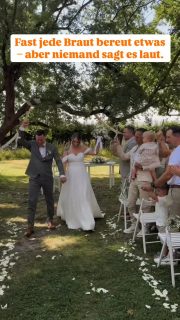 Nach vielen begleiteten Hochzeiten weiß ich:
Es sind selten die großen Dinge, die man bereut.
Es sind die Momente dazwischen.

🤍 Alles lief – aber es war keine Zeit zum Innehalten.
Zwischen Gratulationen, Ablauf und Programmpunkten vergeht der Tag schneller als gedacht. Viele wünschen sich im Nachhinein mehr bewusste Minuten – ohne auf die Uhr zu schauen.

🤍 Zu wenig Puffer beim Sektempfang.
Anstoßen, umarmen, lachen, quatschen – das sind echte Erinnerungen. Und sie brauchen Zeit.
Was außerdem oft passiert: Ihr driftet direkt auseinander, jeder wird von Gästen in Gespräche gezogen – und plötzlich gibt es kaum gemeinsame Bilder von euch als frisch verheiratetes Paar in genau diesem Moment.

🤍 Kein klarer Plan B.
Regen, Verzögerung oder kleine Änderungen – ohne Alternative kippt die Stimmung schneller, als man denkt. Ein Plan B schenkt Sicherheit. Und Sicherheit bringt Ruhe.

🤍 Kleine Dinge wurden unterschätzt.
Blasenpflaster, Taschentücher, Ersatzlippenstift, ein Fleckenentferne.
Unscheinbar – bis genau diese Kleinigkeiten den Unterschied machen.

🤍 Kein Moment nur für euch.
Die Location einmal leer sehen.
Kurz durchatmen.
Fühlen: Das ist unser Tag.
Viele merken erst danach, wie wertvoll diese fünf Minuten gewesen wären.

🤍 „Ich war zu gestresst, um es wirklich zu genießen.“
Perfektionismus frisst Emotion.
Viele sagen im Nachhinein: Ich hätte mehr loslassen sollen.

🤍 „Wir haben die Fotografin zu spät gebucht.“
Beliebte Termine sind schnell vergeben – und manchmal passt die Wunschfotografin dann einfach nicht mehr. Die Unsicherheit kurz vor der Hochzeit hätte man sich sparen können.

🤍 „Wir haben zu wenig dokumentieren lassen.“
Viele buchen nur bis zum Dinner –
und bereuen später, dass der Hochzeitstanz oder die ausgelassene Party nicht festgehalten wurden. Gerade dort entstehen oft die ungefiltertsten, ehrlichsten Bilder.

Ein Hochzeitstag braucht keinen Perfektionsdruck.
Er braucht Raum, Vertrauen und Menschen, die mitdenken.

Genau deshalb begleite ich meine Paare nicht nur mit der Kamera –
sondern auch mit Erfahrung, Ruhe und ehrlichen Impulsen. ♥️✨

#weddingphotographer #fotografinköln #hochzeitsplanung #fotografinmitherz #hochzeitsfotografköln