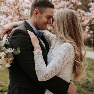 Ich durfte A & M an ihrem standesamtlichen Hochzeitstag begleiten – ein so emotionaler, liebevoller Start in ihre Hochzeitsreise. 🤍

Zwischen all den kleinen Blicken, innigen Momenten und großen Gefühlen sind wunderschöne Erinnerungen entstanden, die ihren Tag genauso zeigen, wie er war: echt, herzlich und voller Liebe.

Und das Schönste: Anfang Mai darf ich die beiden auch bei ihrer freien Trauung im Landgut Stüttem begleiten – ich freue mich jetzt schon riesig auf das nächste Kapitel ihrer Hochzeitsgeschichte. ✨

#standesamtlichehochzeit #hochzeitsfotografie #hochzeitsfotografin #freietrauung #landgutstüttem