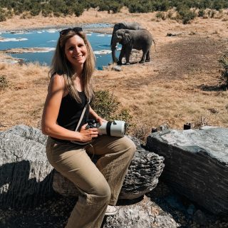 Namibia überrascht mich jeden einzelnen Tag aufs Neue 🧡✨ 

Und obwohl ich eigentlich eher ein ängstlicher Mensch bin, wachse ich hier jeden Tag ein kleines Stück über mich hinaus 🥹 

Jeder Tag bringt neue Abenteuer mit sich. 
Fahrten durch tiefen Sand, im Matsch stecken bleiben oder über schmale Holzbrücken fahren, bei denen mein Herz kurz schneller schlägt 🫣 

Und dann diese unglaublichen Momente mit den Tieren… 
Schwarze und weiße Rhinos in freier Wildbahn. 
Eine kleine Schlange am Wegesrand. 
Elefanten, die plötzlich ganz nah neben unserem Auto stehen. 
Und dieses kleine Hippo-Baby, das mein Herz einfach komplett erwärmt hat 🥹🦛 

Diese Reise zeigt mir gerade nicht nur, wie wunderschön diese Welt ist, sondern auch, wie viel mehr in mir steckt, als ich oft glaube. 
Wie sehr ich mir selbst vertrauen kann. 
Dass hinter Angst oft die schönsten Erfahrungen warten ✨ 

Namibia fühlt sich für mich nach Freiheit, Abenteuer und gleichzeitig nach einem Stück Zuhause an 🌍🧡

#namibiareise #namibiarundreise #namibiatravel #namibiasafari #namibia🇳🇦