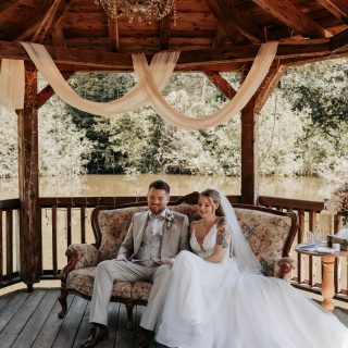 Teilt diese Tipps mit allen die im Sommer heiraten ➡️ Ihr heiratet im Sommer – und gerade ist es einfach nur heiß ☀️

Keine Panik. Auch bei Hitze entstehen die schönsten Bilder. Ich verrate euch was wirklich hilft:

Die goldene Stunde nutzen
Plant euer Paarshooting für den frühen Abend – wenn die Sonne tiefer steht und das Licht warm und weich wird. Das sind sowieso die schönsten Fotos. Und es ist deutlich angenehmer als mittags in der prallen Sonne. 🌅

Schatten ist euer Freund
Bäume, Mauern, Innenhöfe – Schatten sieht auf Fotos oft viel interessanter aus als direktes Sonnenlicht. Und ihr schwitzt weniger. Win-win. 🌿

Macht Pausen
Ein kurzes Päuschen im Schatten mit einem kühlen Getränk ist kein Zeitverlust – das sind die natürlichsten, entspanntesten Momente des ganzen Tages. Und genau die halte ich fest. 🤍

Bewegt euch langsam
Bei Hitze wird jede Bewegung schnell zu viel. Geht langsamer, atmet ruhig – das kommt auch auf den Fotos entspannter rüber.

Und das sollte bei jeder Sommerhochzeit dabei sein:
Stellt schon vor der Trauung überall Wasser für eure Gäste bereit. Aqua Spray von dm, Fächer und kleine Ventilatoren sind Gold wert. Packt ein paar kleine Handtücher ein – und Elektrolyte für den Fall dass es jemandem mal nicht so gut geht. Eure Gäste werden es euch danken. 🙏

Das Wichtigste:
Trinkt selbst genug. Wer dehydriert ist sieht müde aus – und das sieht man auf den Fotos. 😅

Am Ende entstehen auch bei 36 Grad unvergessliche Bilder. Versprochen. 🤍

Für 2026 habe ich ab Oktober noch freie Termine – und 2027 füllt sich bereits. Schreib mir einfach. 💌

#hochzeitstipps #sommerhochzeit #hochzeit2027 #hochzeitsfotografiköln