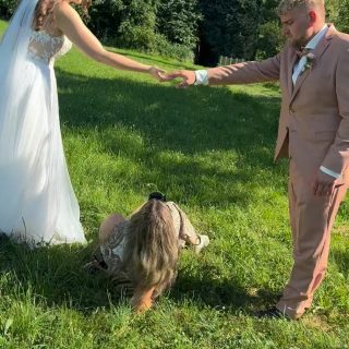 POV: Du bist Hochzeitsfotografin – aber Instagram will Reels. 😅

Also gut. Hier ist mein Real Life Behind the Scenes. 🤣🤣🤣

Was ihr auf euren fertigen Bildern seht: einen magischen Moment. 🤍

Was ihr nicht seht: mich auf dem Boden. Im Gras. In jeder unmöglichen Position die für den perfekten Winkel nötig ist. 😅

Und ganz ehrlich? Ich würde es jederzeit wieder tun.

Weil kein Aufwand zu groß ist wenn es am Ende die Bilder gibt die euch Gänsehaut machen. Die euch euren Tag immer wieder erleben lassen. 🤍

Genau dafür liege ich auf jeder Wiese dieser Welt.

Du suchst eine Hochzeitsfotografin in Engelskirchen, Köln oder ganz NRW die für eure Bilder wirklich alles gibt? Schreib mir – erstmal ganz unverbindlich kennenlernen. 💌

Markiert jemanden der nicht wusste dass Hochzeitsfotografie so aussieht 😄👇

#hochzeitsfotografinengelskirchen #hochzeitsfotografinköln #hochzeitsfotografie #behindthescenes #hochzeitNRW brautpaar2026 echtemomente hochzeitsfotografinmitherz weddingphotographer hochzeitsplanung
