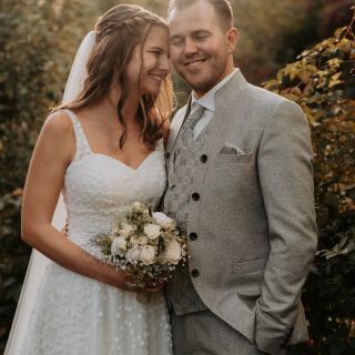 💍Zwischen all dem Trubel – dieser Moment gehört nur euch.

Euer Hochzeitstag ist voll. ✨
Voller Menschen, voller Liebe, voller Gespräche, voller Momente, die auf euch einprasseln.
Und manchmal fühlt sich das alles ganz schön schnell an, oder?

Genau deshalb ist das Brautpaarshooting für mich nicht „der Teil, an dem wir Fotos machen“ –
sondern eure kleine Auszeit.

30 Minuten nur für euch.
Durchatmen.
Ankommen.
Kurz alles um euch herum vergessen.

Und ja, dabei entstehen Fotos.
Aber viel wichtiger:
Ihr habt diesen Moment nur für euch zwei inmitten eines Tages, der für alle anderen ist.

Das ist mein Lieblingsmoment.
Immer. 🤍

Kommentiert mal unter dem Beitrag welches der 7 Bilder euch am meisten berührt und gefällt! 🫶🏻

#freietrauung
#hochzeitsfotografinmitherz #echtemomente #authentischehochzeiten
#hochzeitsfotografie #mitliebefestgehalten #wedding2026
#lieblingslocation #herzensjob #danke #hochzeitsolingen #weddingphotographer
#hochzeitslocation #freietrauung #winterhochzeit
#hochzeitsfotografie #echtemomente #herzensort #fotografinmitherz #alteschlossfabrik #fotografinsolingen 
#hochzeit2026 #hochzeitsplanung #weddinginspo #hochzeitsliebe #mitliebefestgehalten #fotografinköln #bridetobe2026 #bridetobe2027 #hochzeitsfotografinköln #weddingcologne