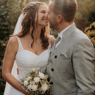 ✨ Die beliebtesten Hochzeitstermine 2027 ✨ 

Viele Paare unterschätzen das… 
Aber das richtige Datum entscheidet oft darüber, ob ihr eure Wunschlocation, euren Fotografen und euren perfekten Tag bekommt 💛 

Denn: 
👉 Die schönsten Termine sind oft 1–2 Jahre im Voraus ausgebucht 

Besonders gefragt für 2027 sind: 
💍 27.02.2027 (Samstag) 
💍 01.05.2027 (Samstag – Feiertag!) 
💍 17.07.2027 (Sommer + Samstag) 
💍 07.08.2027 (perfektes Sommerdatum) 
💍 20.02. & 20.03.2027 (beliebte Zahlenkombinationen 🪄

Warum genau diese Tage? 

✨ Wochenenden im Sommer 
✨ besondere Zahlen (leicht zu merken) 
✨ lange Wochenenden & Feiertage 

➡️ Genau diese Kombination macht sie so begehrt. 

Und genau deshalb gilt: 
Wenn ihr 2027 heiraten möchtet, wartet nicht zu lange. 

Die beliebtesten Termine sind oft schneller vergeben, als man denkt… 

Wenn ihr euch natürliche, emotionale Erinnerungen wünscht, die euch auch Jahre später wieder genau in diesen Moment zurückbringen 💛 

👉 Dann sichert euch euren Termin frühzeitig 

Ich freue mich darauf, eure Geschichte festzuhalten ✨

HOCHZEITSFOTOGRAF KÖLN
HOCHZEITSFOTOGRAF WIPPERFÜRTH 
HOCHZEITSFOTOGRAF SOLINGEN 

#hochzeitsfotografköln #hochzeitsfotografsolingen #weddingphotographer #hochzeitköln #hochzeitsolingen