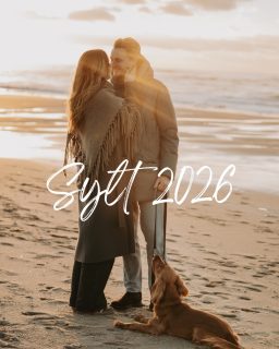 ‼️Sylt Shootings - 21.–27. September. Nur 3 Plätze. 🌊

Ob After Wedding Shooting im Brautkleid am Strand, Paarshooting mit Meerblick oder dein Hund in den Dünen – Sylt macht aus jedem Moment etwas Unvergessliches.

450€ | 30 bearbeitete Bilder | 1,5 Stunden am Meer 🤍

Die Plätze sind begrenzt – wer dabei sein möchte schreibt mir jetzt.

Schreibt mir, wenn ihr dabei sein wollt ♥️ und markiere jemanden der unbedingt auf Sylt fotografiert werden muss 👇

#sylt #afterwedding #hundeshooting #paarshooting #syltshooting nordsee sylturlaub afterweddingshooting