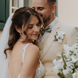 Man denkt immer, man hat noch so viel Zeit…

…bis plötzlich alles schneller geht, als man es greifen kann.
Die letzten Vorbereitungen, das Kribbeln am Morgen, die ersten Blicke, die man nie vergisst.

Und irgendwann ist dieser eine Tag vorbei.
Was bleibt, sind Erinnerungen.
Und die Bilder, die euch immer wieder zurückbringen.

Zurück in dieses Gefühl.
In diesen Moment.
In genau dieses „Wir“.

Genau dafür fotografiere ich.

Nicht für perfekte Posen.
Sondern für das, was dazwischen passiert –
die leisen Blicke, das Lachen, das echte Gefühl.

⸻

Für dieses Jahr habe ich noch ein paar wenige Termine frei:

✨ 12. September
✨ Oktober
✨ November
✨ Dezember

Wenn ihr euch genau solche Bilder wünscht –
ehrlich, emotional und voller Leben –
dann schreibt mir gerne 🤍

HOCHZEITSFOTOGRAF WIPPERFÜRTH 
HOCHZEITSFOTOGRAF OBERBERGISCHER KREIS
HOCHZEIT WIPPERFÜRTH 
WEDDING PHOTOGRAPHY 

#hochzeitsfotograf #hochzeitsfotograﬁe #hochzeitsfotografköln #weddingphotographer #hochzeitsplanung