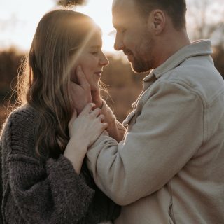 Eine Lektion die meine Fotografie für immer verändert hat. 📸

Ich habe lange anderen Fotografen nachgeschaut. Posen gesammelt. Referenzbilder gespeichert. Gedacht: wenn ich das nachmache wird es gut.

Aber weißt du was dabei passiert ist? Nichts. Keine eigene Handschrift. Keine echte Verbindung. Nur Kopien.

Der Moment der alles verändert hat war der, als ich aufgehört habe zu schauen was andere machen – und angefangen habe meiner eigenen Kreativität zu vertrauen. Mit Herzblut. Ohne Schablone.

Und plötzlich passierten Dinge die ich nie geplant hatte. Paare die mir vertrauten. Momente die ich nie hätte inszenieren können. Eine eigene Bildsprache die sich einfach richtig anfühlt.

Leonie & Marvin sind genau so ein Paar. Erst der Babybauch – jetzt in drei Wochen ihre Hochzeit. 🤍 Sie kommen nicht weil ich Posen von Pinterest nachstelle. Sie kommen weil sie wissen dass ich ihren Moment so festhalte wie er wirklich war.

Das ist es was Fotografie für mich bedeutet. Nicht nachmachen. Erschaffen.

Wenn du eine Hochzeitsfotografin oder Babybаuchfotografin in Köln suchst die genau das lebt – schreib mir. 💌

#hochzeitsfotografköln #babybаuchfotografköln #hochzeitsfotografie #babybauchshooting