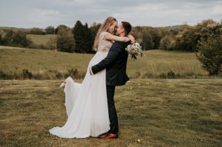 Was, wenn die Fotos von eurem schönsten Tag nachher nicht so werden wie ihr es euch vorgestellt habt? 🥹

Diese Frage beschäftigt so viele Brautpaare – und ich verstehe das. Eure Hochzeit passiert genau einmal. Die Fotos bleiben für immer.

Keines meiner Paare war Kameraerfahren. Keines. Und trotzdem schreiben sie mir danach immer wieder dasselbe: “Wir haben uns so wohl gefühlt – und konnten es kaum glauben wie natürlich alles geworden ist.” 🤍

Ich führe euch durch alles. Ihr müsst nichts wissen, nichts können. Einfach da sein – den Rest mache ich.

Und damit euer Tag wirklich so festgehalten wird wie er sich angefühlt hat, gebe ich euch heute noch ein paar Dinge mit auf den Weg:

Beim Einzug – schau nicht auf den Boden. Schau zu deinem Partner. Haltet den Brautstrauß auf Bauchnabelhöhe und lasst euch Zeit. Dieser Gang gehört nur euch.

Beim Ja-Wort – schaut euch an, nicht den Trauredner, Pfarrer oder Standesbeamten. Ihr sagt Ja zueinander – nicht zu ihm. 🥹

Beim Kuss – kein schneller Schmatzer bitte! Nehmt euch diese Sekunden. Wirklich. 💋

Beim Ringtausch – langsam. Ganz langsam. Die schönsten Bilder entstehen nie in Hektik.

Beim Auszug – lacht, schaut euch an und küsst euch nochmal auf halbem Weg. 🕊️

Bei den Gratulationen – bleibt nebeneinander. Eure echten Reaktionen sind die ehrlichsten Momente des ganzen Tages.

Für dieses Jahr habe ich nur noch vereinzelte Termine im Oktober, November und Dezember frei – und 2026 füllt sich bereits. Wenn ihr euren Tag in guten Händen wisst, meldet euch gerne. 💌

#hochzeitstipps #brautpaar2026 #wedding2026 #hochzeitsfotografie #wedding2027