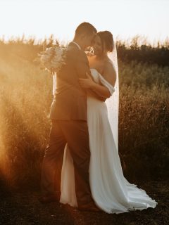 ✨ Golden Hour Magic in der Kornscheune

Es gibt Momente an einem Hochzeitstag, die sich anfühlen wie ein tiefes Einatmen.
So war dieser Augenblick in der Kornscheune in Köln – kurz vor Sonnenuntergang, als das Licht ganz weich wurde und alles in warmes Gold getaucht hat. 🌾☀️

Während der Trubel des Tages langsam leiser wurde, waren es nur noch die beiden.
Leises Lachen. Hände, die sich finden. Ein Blick, der mehr sagt als jedes Wort.
Und ich durfte einfach mitfühlen und festhalten.

Genau dafür liebe ich das Brautpaarshooting in der Golden Hour so sehr:
Keine Posen. Kein „Bitte jetzt lächeln.“
Nur ihr. Eure Geschichte. Und dieses Licht. ✨

Wenn ihr euch genau solche natürlichen, warmen und echten Hochzeitsbilder wünscht – dann lasst uns eure Geschichte gemeinsam festhalten. 💛

#kornscheune #qstall #hochzeitslocationnrw #freietrauung
#hochzeitsfotografinmitherz #echtemomente #authentischehochzeiten
#hochzeitsfotografie #mitliebefestgehalten #wedding2026
#lieblingslocation #herzensjob #danke #weddingphotographer
#kornscheune #qstall #hochzeitslocation #freietrauung #winterhochzeit
#hochzeitsfotografie #echtemomente #herzensort #fotografinmitherz
#hochzeit2026 #hochzeitsplanung #weddinginspo #hochzeitsliebe #mitliebefestgehalten