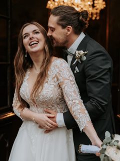 Als Hochzeitsfotograf Köln begleite ich Hochzeiten so, wie sie sich anfühlen dürfen:
ehrlich, nah und voller kleiner Momente dazwischen. ✨

Gerade diese letzte Winterhochzeit im Schloss Wahn am Samstag hat mir wieder gezeigt, warum ich die Hochzeitsfotografie in Köln und Umgebung so liebe.
Wenn das Licht weicher wird, man näher zusammenrückt und aus vielen kleinen Augenblicken eine große Erinnerung entsteht.

Für mich geht es nicht um perfekte Posen,
sondern um echte Begegnungen,
um das Lachen nach der Trauung, die innigen Gefühle beim Paarshooting, die Umarmungen während der Feier
und all die leisen Momente, die oft viel zu schnell vorbeigehen. 🤍

Wenn ihr euch eine Hochzeitsbegleitung wünscht,
die euren Tag genauso festhält, wie er sich anfühlt,
freue ich mich, euch kennenzulernen. ✨

Welches der 10 Bilder gefällt euch am Besten? Ich bin ganz gespannt 🥰

#hochzeitsfotograﬁe #hochzeitsfotografieköln #weddingphotographer #bridetobe2027 #verlobt💍