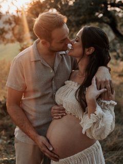 Niemand sagt dir, wie schnell du vergisst,
wie sich dein Babybauch angefühlt hat.

Und dabei ist jede Schwangerschaft etwas ganz Eigenes.
Eure Geschichte.
Euer Tempo.
Euer kleines Wunder.

Wenn dann der Mensch an deiner Seite dabei ist
und eine Fellnase, die schon längst dazugehört,
wird aus einem Babybauchmoment Familie.

Diese Zeit ist so besonders,
weil sie genau hier passiert:
zwischen Vorfreude, Nähe und diesem leisen Wissen,
dass sich gerade alles verändert.

Und irgendwann sitzt ihr zusammen,
zeigt eurem Kind diese Bilder
und sagt:
„Schau, hier warst du drin.
Und wir alle waren schon da.“

Ein Babybauchshooting ist kein To-do.
Es ist ein Erinnern.
An das Davor.
An den Anfang.
Und an das Gefühl von Zuhause. 🤍

#maternityshooting #familienfotografinköln #babybauchfotografie #babybauchshootingköln #fotografinköln