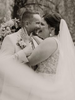 Laura und Lorenz ♥️
…und eine witzige Kennenlerngeschichte. Oh nein wir reden nicht von dem Kennenlernen der Beiden. Sondern wie sie mich gefunden haben und warum Laura mich unbedingt buchen wollte. Laura hat nach Hochzeitsfotografen in Köln gesucht und SEO sei Dank hat sie mich gefunden. Sie hat sich nicht nur in meine Bilder verliebt, sondern auch witzigerweise festgestellt, dass wir den gleichen Nachnamen haben. Und so stand es fest: ich habe die beiden bei ihrer standesamtlichen Trauung begleitet, beim Newbornshooting mit der kleinen Leni und bei der kirchlichen Trauung.

Ich bin so glücklich, dass meine Paare bei mir bleiben und ich weitere Meilensteine fotografieren darf 🥹

Hochzeitsfotograf Köln
Tipps für Hochzeitsplanung
Hochzeitsreportage
Hochzeitsfotograf 

#hochzeitsfotograﬁe #hochzeitsfotografköln #hochzeitsplanung #verlobt2026 #engaged