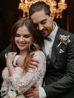 Die meisten Paare sagen mir:
‚Wir haben Angst, dass das Paarshooting komisch oder gestellt wird.‘

Und genau deshalb arbeite ich anders.

Meinen Paaren ist es wichtig, natürliche Bilder zu bekommen –
aber eben nicht nur „schön“.
Sondern emotional.
Bilder, die Gefühle einfangen.
Bilder, in die man sich als Betrachter sofort hineinziehen lässt.
Die lebendig sind. Echt. Spürbar.

Ich arbeite nicht mit gestellten Posen oder aufgesetztem Lächeln.
Ich schaffe Raum für Nähe, Bewegung und echte Momente.
Für dieses leise Lachen zwischendurch.
Für Blicke, die mehr sagen als jedes „Jetzt bitte lächeln“.

So entsteht diese Leichtigkeit,
bei der ihr irgendwann vergesst,
dass überhaupt fotografiert wird.

Und genau dann entstehen die Bilder,
die sich nicht nur anschauen lassen –
sondern fühlen. 🤍

✨ Speichert euch den Beitrag, wenn ihr euch genau solche Hochzeitsfotos wünscht oder schickt ihn weiter.

HOCHZEITSFOTOGRAF WIPPERFÜRTH
HOCHZEITSFOTOGRAF 
HOCHZEITSFOTOGRAF KÖLN
FAMILIENFOTOGRAFIN 
HOCHZEIT KÖLN

#hochzeitsfotograf #hochzeitsfotografköln #verlobt2026 #verlobt #hochzeitsplanung