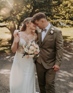 𝗘𝘂𝗿𝗲 𝗪𝘂𝗻𝘀𝗰𝗵𝗳𝗼𝘁𝗼𝗴𝗿𝗮𝗳𝗶𝗻 𝗶𝘀𝘁 𝗼𝗳𝘁 𝟭𝟮–𝟭𝟴 𝗠𝗼𝗻𝗮𝘁𝗲 𝘃𝗼𝗿𝗵𝗲𝗿 𝘃𝗲𝗿𝗴𝗲𝗯𝗲𝗻.

Und genau das unterschätzen viele Paare.

Die Location wird sofort gebucht.
Das Kleid auch.
Aber bei der Fotografin denkt man oft: „Wir haben ja noch Zeit.“

Bis der Wunschtermin weg ist.

Ich begleite Hochzeiten natürlich, emotional und mit einem Blick für echte Momente – ohne gestellte Posen, ohne Druck.

Für 2026 habe ich nur noch wenige Samstage frei im Oktober, November und Dezember.
Und auch 2027 füllt sich bereits.

Wenn ihr euch Bilder wünscht, die sich auch in 30 Jahren noch richtig anfühlen, dann wartet nicht zu lange.

Schickt mir am Besten frühzeitig eine Anfrage über meine Website und wir vereinbaren ein unverbindliches Kennenlernen.

HOCHZEITSFOTOGRAF 
HOCHZEITSFOTOGRAF KÖLN
HOCHZEITSFOTOGRAF OBERBERG

#hochzeitsfotograﬁe #hochzeitsfotografköln #hochzeitsfotografsolingen #weddingphotographers #weddingphotography