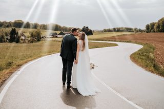 ✨ Kundenerfahrungen wie diese bedeuten mir wirklich unglaublich viel 🥹💛 

„Wir haben Anja sowohl für unsere standesamtliche Hochzeit als auch für unsere Hochzeitsfeier gebucht. 
Die Kommunikation war von Anfang an professionell, problemlos und super herzlich! 

Anja war an den Tagen selber mehr als ‚nur‘ eine Fotografin. Sie war mehr eine Freundin, welche immer unterstützend an unserer Seite stand, mit organisiert hat, Tipps gegeben hat und und und. Sie hat eine so schöne und ruhige Art und man hat sich von Anfang an super wohl gefühlt. Vor der Kamera hat sie uns die Angst genommen, sodass das Shooting sehr viel Spaß gemacht hat. 

Die Bilder hat sie anschließend direkt bearbeitet, sodass wir nach gerade mal 4 Tagen (!) die komplette Galerie bekamen. 

Wir können sie von Herzen nur weiterempfehlen und würden uns jederzeit wieder für Anja entscheiden.“ 💛 

Es bedeutet mir wirklich so viel, solche Worte zu lesen 🥹 
Genau das ist mein Ziel: Dass ihr euch nicht nur über eure Bilder freut, sondern euch an eurem Hochzeitstag wirklich wohl und begleitet fühlt ✨ 

Danke für euer Vertrauen und dafür, dass ich eure Geschichte festhalten durfte 💛

#hochzeitsfotografin #weddingphotographer #hochzeitsfotografinwipperfürth #weddingphotography #landgutstüttem