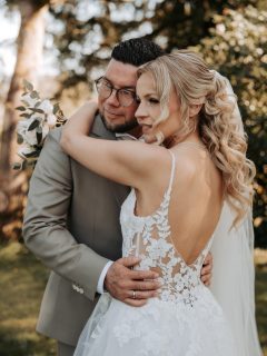 💍 Ein kleiner Hochzeitstipp von eurer Hochzeitsfotografin aus Köln ➡️ für alle zukünftigen Brautpaare 💛

Wenn ihr einen bestimmten Hochzeitsfotografen im Auge habt, wartet mit eurer Anfrage nicht zu lange ✨

Die beliebtesten Termine – vor allem zwischen Mai und September – sind oft bereits 1 bis 1,5 Jahre im Voraus vergeben.

Viele Paare kümmern sich zuerst um die Location und denken erst später an die Fotografie. Dabei sind die Bilder oft das Einzige, was nach eurem Hochzeitstag bleibt und euch auch Jahre später wieder in genau diese Momente zurückversetzt 🥹💛

Deshalb mein Tipp:
Sobald euer Datum feststeht, fragt eure Wunschdienstleister frühzeitig an – besonders eure Location und euren Fotografen.

So könnt ihr euch euren Wunschtermin sichern und die weitere Planung ganz entspannt angehen ✨

Wenn ihr auf der Suche nach einer Hochzeitsfotografin für natürliche, emotionale und authentische Hochzeitsreportagen seid, freue ich mich auf eure Nachricht 💛

📍 Hochzeitsfotografie in NRW, Köln, Bergisches Land und darüber hinaus.

#hochzeit2027 #hochzeitsfotograf #weddingphotographer #hochzeitsfotografköln #hochzeitslocation