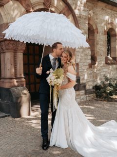 Sabrina & Niklas – bei euch hat einfach alles gestimmt. 🤍

Dieser Tag hatte für mich absolute Bridgerton-Vibes. Der Spitzenschirm, das funkelnde Kleid, die historische Kulisse – gefehlt hat eigentlich nur noch die Kutsche. 😍

Und wer mich kennt weiß: Ich LIEBE Bridgerton. Also könnt ihr euch vorstellen wie sehr mein Herz an diesem Tag höhergeschlagen hat. 🥹

Aber wisst ihr was das Schönste war? Sabrina und Niklas haben mir komplett vertraut. Von der ersten Minute an. Kein Zögern, keine Unsicherheit – einfach zwei Menschen die sich fallen lassen konnten.

Und genau dann entstehen die Bilder die man nie vergisst. Bilder die sich anfühlen wie ein Märchen – weil dieser Tag genau das war. 🤍

Danke ihr beiden dass ich Teil eurer Geschichte sein durfte. Es war mir eine Herzensangelegenheit. 💌

Du heiratest und suchst eine Hochzeitsfotografin in Köln oder NRW der du einfach vertrauen kannst? Dann schreib mir. 🤍

#hochzeitsfotografinköln #hochzeitsfotografie #bridgertonvibes #hochzeitNRW #brautpaar2026