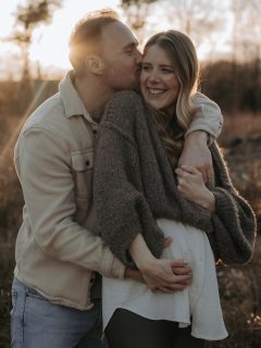 ✨ Diese Zeit kommt nie zurück ✨ 

Dein Körper verändert sich. 
Da wächst ein kleines Wunder in dir – und mit ihm so viele Gefühle: Vorfreude, Aufregung, vielleicht auch ein bisschen Unsicherheit. 

Und genau das macht diese Zeit so besonders. 💛 

Es ist nicht „nur“ ein Babybauch. 
Es ist der Anfang einer neuen Geschichte. 

Viele sagen später: 
„Ich hätte diese Zeit gern mehr festgehalten…“ 

👉 Und genau deshalb ist es so wichtig, sich frühzeitig zu melden. 

Die schönsten Babybauchbilder entstehen meist zwischen der 28. und 34. Woche – wenn dein Bauch schon sichtbar ist, du dich aber noch wohlfühlst. 

Wenn du dir natürliche, emotionale Erinnerungen wünschst, die dich auch Jahre später noch zurück in diesen Moment bringen… 

Dann schreib mir gern frühzeitig, damit wir deinen Termin in Ruhe planen können 💛 

Ich freue mich darauf, eure Geschichte festzuhalten ✨

PAARFOTOGRAFIN KÖLN
BABYBAUCHSHOOTING KÖLN

#babybauchshooting #babybauchfotografie #schwanger2026 #fotografinköln #maternityphotography