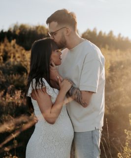 ✨ Ein kleiner Tipp für dein Babybauchshooting ✨

Viele machen sich vorher Gedanken wie:
„Was soll ich anziehen?“ oder „Wie stelle ich mich vor die Kamera?“

Aber weißt du, was wirklich den Unterschied macht? 💛

👉 Dass du dich wohlfühlst.

Wähle Kleidung, in der du dich schön und entspannt fühlst – nichts Verkleidetes, nichts, was sich „nicht nach dir“ anfühlt.

Denn genau das sieht man später auf den Bildern.
Echte Emotion entsteht nicht durch perfekte Posen, sondern durch ein gutes Gefühl ✨

Ich begleite dich beim Shooting ganz entspannt, leite dich an und achte darauf, dass natürliche, liebevolle Momente entstehen – ganz ohne Druck 💛

Denn diese Zeit ist so besonders… und verdient es, genauso echt festgehalten zu werden, wie sie sich anfühlt ✨

Wenn du dir genau solche Erinnerungen wünschst, melde dich gern frühzeitig bei mir 💛

BABYBAUCHSHOOTING KÖLN
BABYBAUCHSHOOTING 
PAARFOTOGRAFIN KÖLN
FOTOGRAFIN KÖLN

#fotografinköln
#babybauchshootingköln
#babybauchshooting